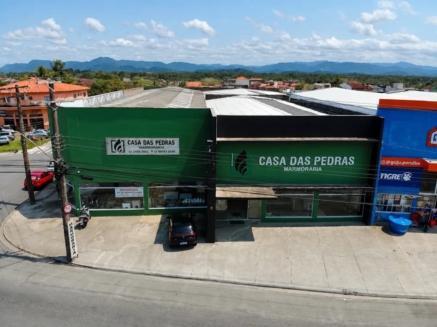 Vista completa da fachada atual da loja Casa das Pedras em Peruíbe